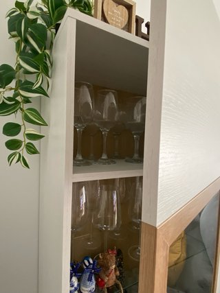 Vitrina blanca con puerta y baldas de cristal