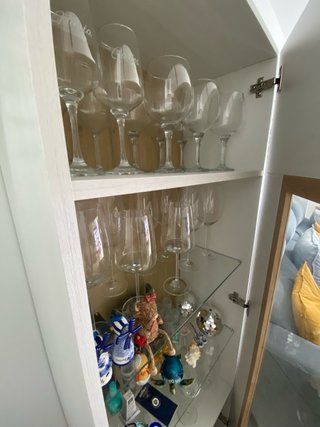 Vitrina blanca con puerta y baldas de cristal