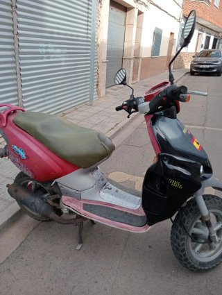 Scooter Aprilia Rally negro y rojo