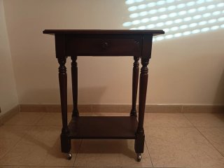 Mesa auxiliar de madera con cajón