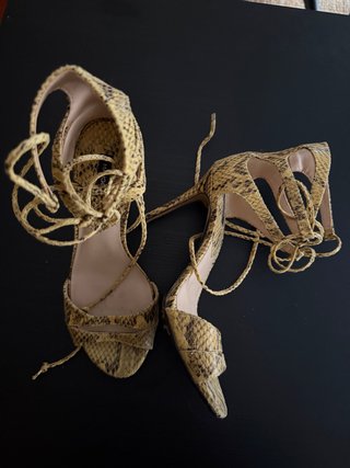Sandalias de tacón con cordones y estampado de ser