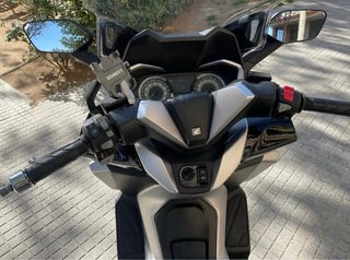 Honda Forza 300. Maxi Scooter Negra y Plateada