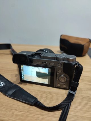 Sony a6000 + 16-50mm + trípode + extras