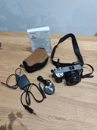 Sony a6000 + 16-50mm + trípode + extras
