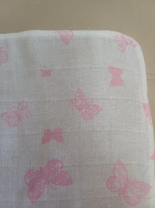 Muselina blanca y rosa mariposas