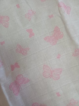 Muselina blanca y rosa mariposas
