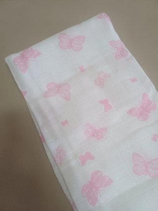 Muselina blanca y rosa mariposas