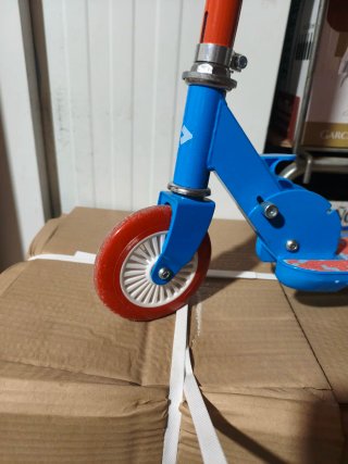 Patín infantil azul con rueda roja