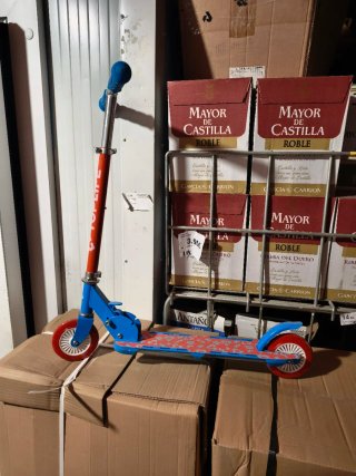 Patín infantil azul con rueda roja