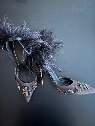 Zapatos de fiesta tacón alto negros con plumas
