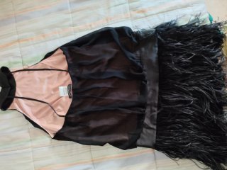 Vestido de noche negro con pedrería