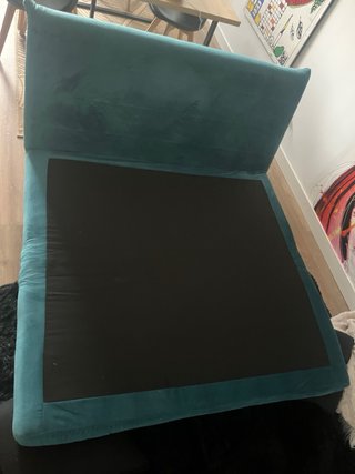 Sofá cama turquesa con cojines
