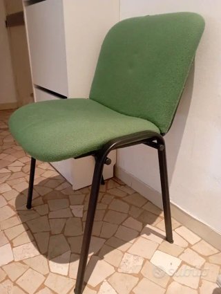 Sedia verde con struttura in metallo
