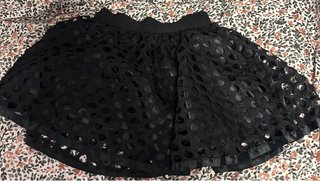 Falda corta negra con diseño calado