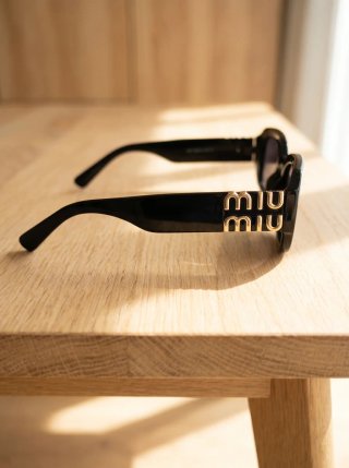 Gafas de sol Miu Miu retro ovaladas negras