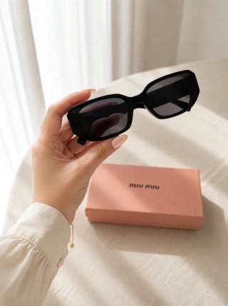 Gafas de sol Miu Miu retro ovaladas negras