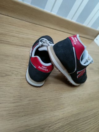 Zapatillas New Balance Negras y Rojas