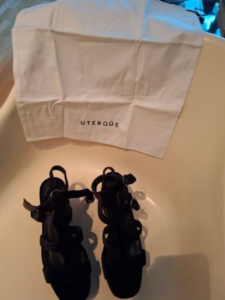 Sandalias Uterqüe terciopelo negras