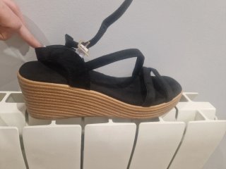 Sandalias negras de tiras