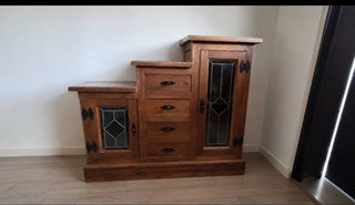 Mueble de madera con vitrina y cajones