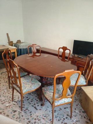 Conjunto de mesa redonda y 6 sillas de madera.