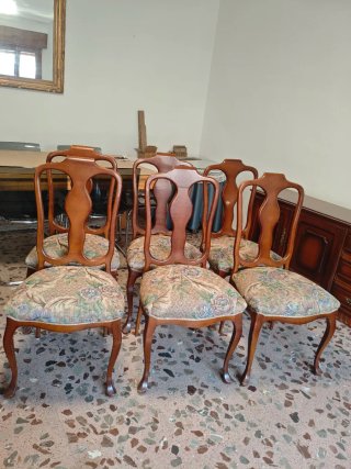Conjunto de mesa redonda y 6 sillas de madera.
