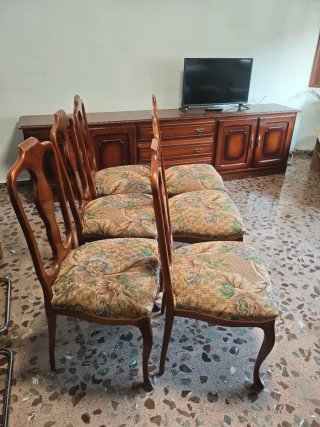 Conjunto de mesa redonda y 6 sillas de madera.