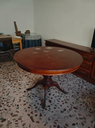 Conjunto de mesa redonda y 6 sillas de madera.