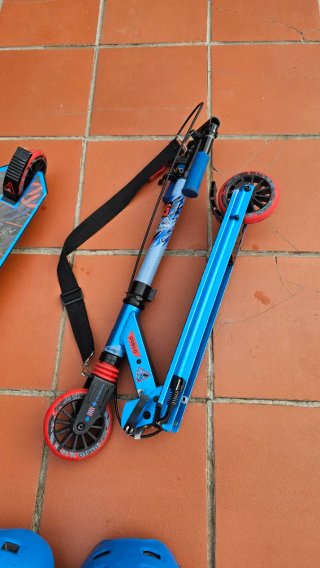 Pacchetto 2 Monopattini Oxelo + 2 Casco Azzurri
