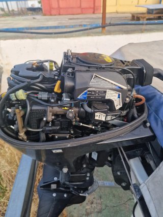 Barca de pesca con motor y toldo