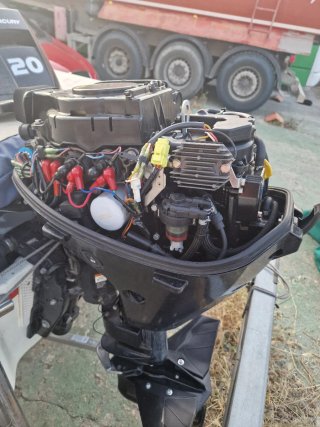 Barca de pesca con motor y toldo