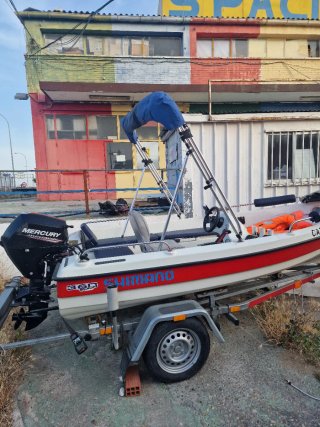 Barca de pesca con motor y toldo