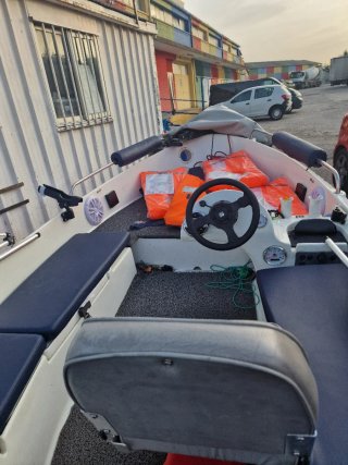 Barca de pesca con motor y toldo