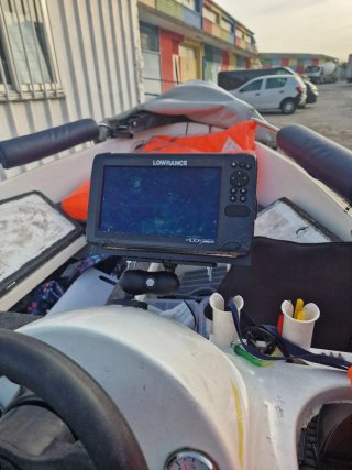 Barca de pesca con motor y toldo