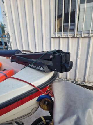 Barca de pesca con motor y toldo