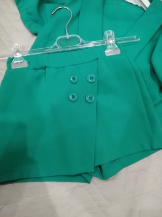 Completo giacca e bermuda verde