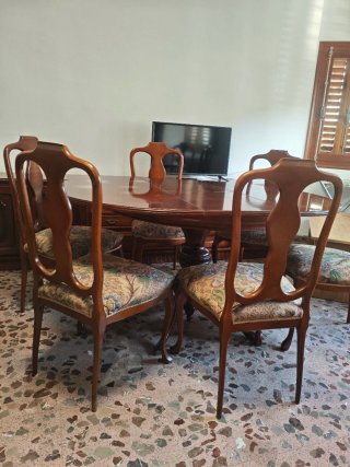 Sillas de madera clásicas tapizadas.