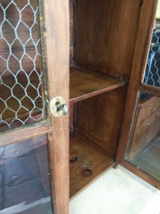 Armario rústico con puertas de rejilla