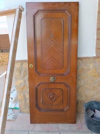 Puerta de entrada de madera
