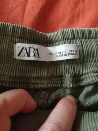 Pantalón camuflaje Zara Talla S