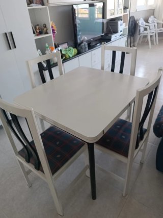 Mesa y 4 sillas comedor