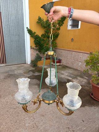 Lámpara de techo dorada y verde