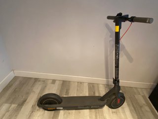 Patinete eléctrico gris