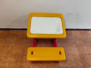 Pupitre infantil con pizarra
