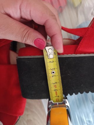Sandalias de plataforma rojas y mostaza
