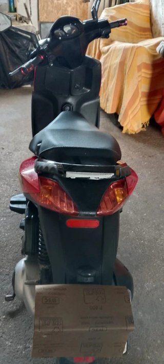 Moto Scooter Negra y Roja