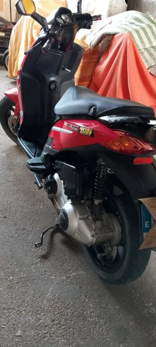 Moto Scooter Negra y Roja