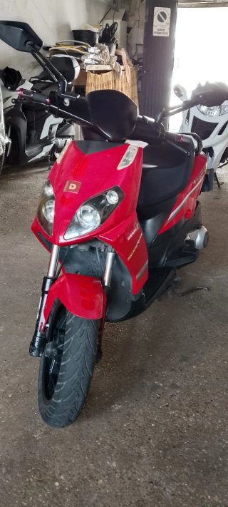 Moto Scooter Negra y Roja