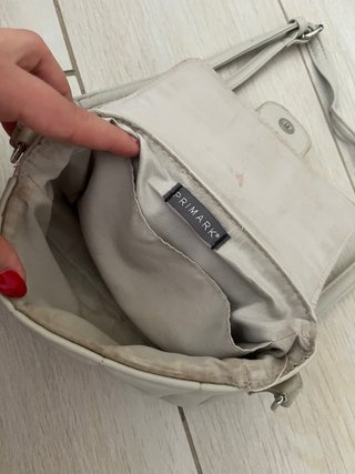 Bolso beige acolchado con cierre metálico