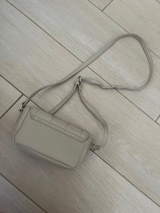 Bolso beige acolchado con cierre metálico